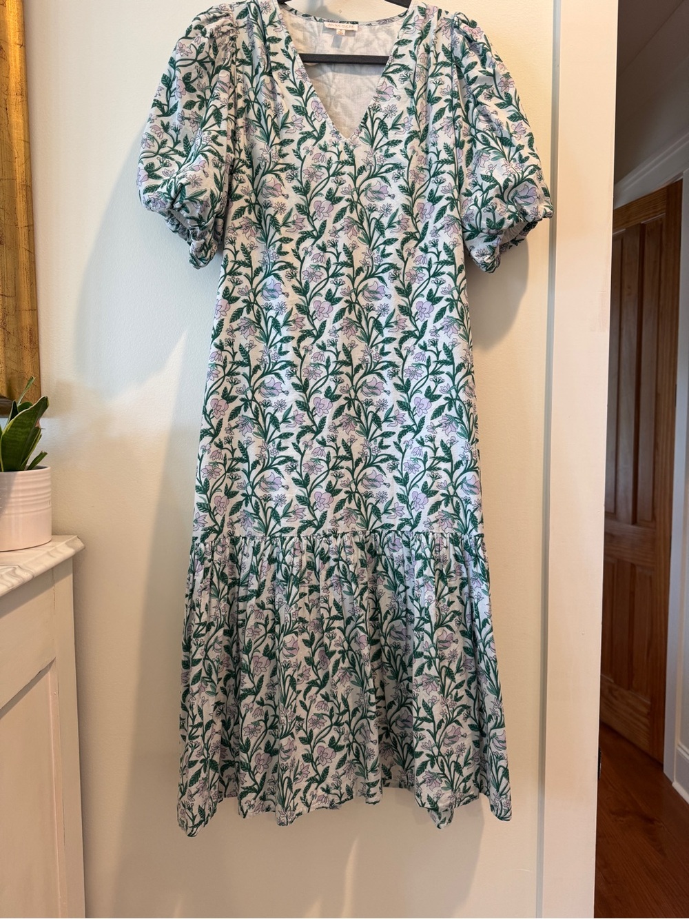 Anna Cate Floral Green and White V-Neck Puff Sleeve maxi Dress, size medium